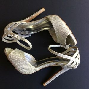 Qupid Silver Open Toe Ankle Strap 4.75" Heels Size 7.5
